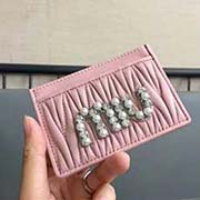 MIUMIU 新品 5MC208 專柜新珍珠鉆扣系列卡包 珍珠與水鉆搭配標志性MIU logo標 精美時尚 小巧精致 雙面卡位 設計實用又時尚采用高等進口羊皮 里外全皮