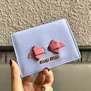 MIUMIU 口袋小錢包 pocket wallet 專柜新款小錢夾超美蝴蝶結 里外精良拼色搭配 5MV204 里外都是進口高等哈雷小牛皮 內壓197A 百元鈔銀行卡硬幣零錢通通可以收入其中 8 11