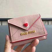 MIUMIU 5MH020專柜新LOVE愛心系列錢包 三折信封短款錢夾隔層內(nèi)添加三個卡位 百元大鈔無須折疊可直放 正面隔層可放多張卡或零錢 設(shè)計實用又時尚小小個超能裝 里外進口牛皮山羊紋 9.5X7
