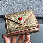 MIUMIU 5MH020專柜新LOVE愛心系列錢包 三折信封短款錢夾隔層內添加三個卡位 百元大鈔無須折疊可直放 正面隔層可放多張卡或零錢 設計實用又時尚小小個超能裝 里外進口牛皮山羊紋 9.5 7