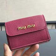 MIUMIU 5MH020專柜新系列錢包 三折短款錢夾拼色設(shè)計(jì) 隔層內(nèi)添加三個(gè)卡位 百元大鈔無(wú)須折疊可直放 正面隔層可放多張卡或零錢 設(shè)計(jì)實(shí)用又時(shí)尚小小個(gè)超能裝 里外進(jìn)口牛皮山羊紋 9.5X7Cm