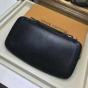 N30652 水波紋 黑 以陽剛而華麗的 Damier Graphite 帆布制成的 Atoll 錢夾極具實用性 這款錢夾內(nèi)含多個可裝納護照 票據(jù)或信用卡的內(nèi)袋與隔層 是精良的旅行佳伴 此錢夾亦可作為