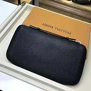 N30652 十字紋黑 以陽剛而華麗的 Damier Graphite 帆布制成的 Atoll 錢夾極具實用性 這款錢夾內含多個可裝納護照 票據或信用卡的內袋與隔層 是精良的旅行佳伴 此錢夾亦可作為手