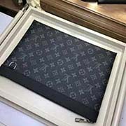 M62291 黑花 POCHETTE APOLLO 手袋 由柔軟Monogram Eclipse帆布裁制而成的手袋具有小巧而實用的 便于存放文件與其他個人財物 風格優雅而時尚 可手持 亦可放入包中 2