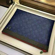 M63047 藍花 POCHETTE APOLLO 手袋 亮相2018春夏時裝展的新品 來自男裝藝術總監Kim Jones 充滿工藝質感的運動風格設計 Pochette Apollo手袋Monogra