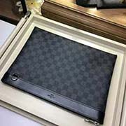 M62291 黑格 POCHETTE APOLLO 手袋 亮相2018春夏時裝展的新品 來自男裝藝術總監Kim Jones 充滿工藝質感的運動風格設計 Pochette Apollo手袋Monogra