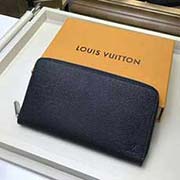 M32832 環(huán)繞拉鏈錢夾以Epi皮革制成 是旅途的理想伴侶 它不但光澤 靚麗 而且還可同時輕松容納信用卡 票據(jù) 零錢 紙幣 支票簿和一支鋼筆 21x10