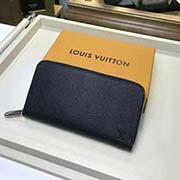 M32822 黑色 十字紋 ZIPPY 拉鏈 錢夾 時尚感十足 可裝納現金 卡片及硬幣 錢夾以優雅光滑的 Taiga 皮革制成 擁有多個內袋及隔層 相當實用 size 19.5x10cm