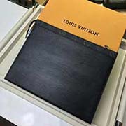 M61692 水波紋配黑花由全新標(biāo)志性EPl水波紋搭配黑灰Monogram Eclipse帆布裁制而成 風(fēng)格硬朗的全新Pochette Voyage中號手袋可輕松收納個人畢備物品 獨(dú)品家 size 2