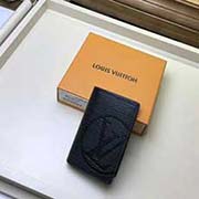 M63516 水波紋 口袋錢夾 Epi Initials主題設(shè)計 重新詮釋了經(jīng)典的LV Circle標(biāo)識元素 創(chuàng)造出醒目亮眼的摩登觀感 路易威登口袋錢夾身材小巧 功能強大 可存放信用卡 紙幣與票據(jù) 7