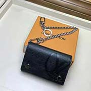 M63518 水波紋 RIVETS CHAIN 錢(qián)夾 Epi Initials主題設(shè)計(jì) 重新詮釋了經(jīng)典的LV Circle標(biāo)識(shí)元素 創(chuàng)造出醒目亮眼的摩登觀感 折疊式Rivets Chain錢(qián)夾匯集了一