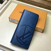 M63513 水波紋藍(lán)BRAZZA 錢(qián)夾 Epi Initials主題設(shè)計(jì) 重新詮釋了經(jīng)典的LV Circle標(biāo)識(shí)元素 創(chuàng)造出醒目亮眼的摩登觀感 路易威登Brazza錢(qián)夾是實(shí)用功能與優(yōu)雅設(shè)計(jì)有機(jī)融合的