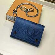 M63518 水波紋 RIVETS CHAIN 錢夾 Epi Initials主題設計 重新詮釋了經典的LV Circle標識元素 創造出醒目亮眼的摩登觀感 折疊式Rivets Chain錢夾匯集了一