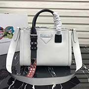 新款首發原單品質 Prada 2018春夏新款 Prada Concept 小牛皮手袋 意大利進口超質感小牛皮 皮配布襯里 配有可拆式肩帶采用進口設備 線路均有清晰 歐洲ZP同步原版五金配件 進口環保