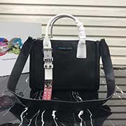 新款首發原單品質 Prada 2018春夏新款 Prada Concept 小牛皮手袋 意大利進口超質感小牛皮 皮配布襯里 配有可拆式肩帶采用進口設備 線路均有清晰 歐洲ZP同步原版五金配件 進口環保