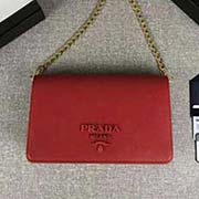 PRADA女士新款空 包 可拆卸金屬鏈肩帶 磁扣扣合 一個帶有外鏡的小口袋 專柜新款式 官網同步 1BP012 大紅 意大利高等原單十字紋牛皮質感極好 原單進口厚金電鍍五金配件 用相同完成的金屬標