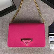PRADA女士新款單肩斜挎包 可拆卸鏈式肩帶 內里配有可拆卸鏡子 專柜新款式 官網同步 1BP006 玫紅三角形鎖扣 意大利高等原單十字紋牛皮質感極好 進口厚金電鍍純銅五金配件 長18cm高11.