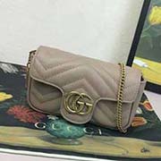 476433 GG Marmont系列鏈條迷你手袋 配有鑰匙扣可用于將此袋綁縛在另外更大手袋上 配以GG金屬配件和人形花紋制作大氣 意大利高等進口牛皮 精致做工 奶茶色 16.5x10.2x5.1cm