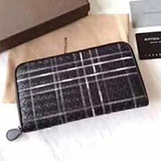  BV官網新款同步 拉鏈手包 采用多功能設計 裝飾本季精致的Metropolis刺繡 皮革繩和淺色線在標志性的intrecciato編織上營造精美圖案 靈感源自夜晚鳥瞰下的城市 內里空間充裕 搭配八個