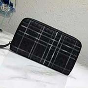  BV官網(wǎng)新款同步 拉鏈手包 采用多功能設計 裝飾本季精致的Metropolis刺繡 皮革繩和淺色線在標志性的intrecciato編織上營造精美圖案 靈感源自夜晚鳥瞰下的城市 內(nèi)里空間充裕 搭配八個