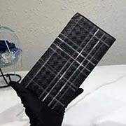 新款 西裝長夾 醒目的全新Metropolis設計為 實用的雙折錢夾 賦予視覺沖擊 Intrecciato編織胎牛皮以皮革和細線刺繡 營造精致的之字形顆粒效果 使人不禁想起夜晚鳥瞰下的城市 超多卡位