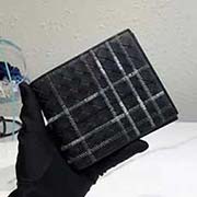  BV官網新款 同步 小錢包 醒目的全新Metropolis設計為 實用的雙折錢包賦予視覺沖擊 Intrecciato編織胎牛皮以皮革和細線刺繡 營造精致的之字形顆粒效果 使人不禁想起夜晚鳥瞰下的城市