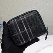  BV寶緹嘉 拉鏈小零錢包 采用結實的胎牛皮 手工編織制作 正方形造型精美小巧 光滑皮革內部配有4個信用卡位和扁平隔層 用于整理紙幣和存放鑰匙 V88342刺繡黑 黑色 酒紅