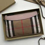 Burberry 博柏利 原單出品 博柏利手拿包 臻選英倫精紡House格紋棉質裁片制成 隨附可拆式皮革肩背帶 可作為肩背包使用 可輕松收納手機 唇膏 及卡片等 40560711淺粉色 26cmx16