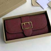 Burberry 柏寶利 原單出品 臻選質感奢華的粒面皮革制成 軍風束帶裝飾 配有亮澤金色金屬扣環細節 呼應品牌標志性Trench風衣 細膩柔軟的小牛皮內搭 與雙重縫線細節 40259731棗紅 19