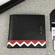 PRADA男士短款錢夾 專柜新款式 官網同步 2M0513 黑色紅白波浪拼色 意大利高等原單十字紋牛皮質感極好 長11cm高9.5cm