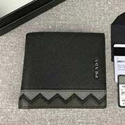 PRADA男士短款錢夾 專柜新款式 官網同步 2M0513 黑灰軍綠波浪拼色 意大利高等原單十字紋牛皮質感極好 長11cm高9.5cm