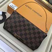 N41276 咖啡格小號 FAVORITE 小號手袋 這款結合多種風格的FAVORITE 小號手袋以 Damier 帆布制成 亮麗嫵媚 其純粹充滿女人味的造型使該手袋適合在任何場合使用 酒紅色的紗麗內