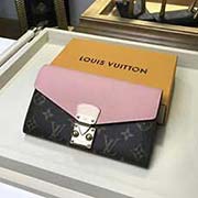 M61279 功能多樣的 Pallas 錢夾設計極為精妙 時尚感十足又頗具實用性 色彩鮮活的 Monogram 帆布和標志性的 S 形鎖既保證了錢夾的性 又令其流露精致典雅之美 錢夾內部容量可觀