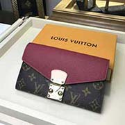 M58413 功能多樣的 Pallas 錢夾設計極為精妙 時尚感十足又頗具實用性 色彩鮮活的 Monogram 帆布和標志性的 S 形鎖既保證了錢夾的性 又令其流露精致典雅之美 錢夾內部容量可觀