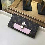 M62566 芭蕾粉 FLOWER 錢夾 Flower錢夾在兩大標志性路易威登元素中展現優雅柔美的設計魅力 Monogram Flower印花與掛鎖 Monogram帆布面料搭配皮革外袋與內襯 容量充