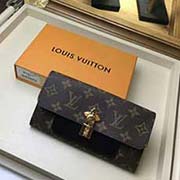 62577 黑色 FLOWER 錢夾 Flower錢夾在兩大標志性路易威登元素中展現優雅柔美的設計魅力 Monogram Flower印花與掛鎖 Monogram帆布面料搭配皮革外袋與內襯 容量充盈