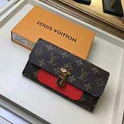 M62566 紅色 FLOWER 錢(qián)夾 Flower錢(qián)夾在兩大標(biāo)志性路易威登元素中展現(xiàn)優(yōu)雅柔美的設(shè)計(jì)魅力 Monogram Flower印花與掛鎖 Monogram帆布面料搭配皮革外袋與內(nèi)襯 容量充盈