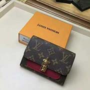 M62567 紫色 FLOWER COMPACT 錢夾 Flower Compact錢夾的設計優雅柔美 以兩個路易威登經典標志裝飾 Monogram花卉及掛鎖 采用Monogram帆布制作 綴以一個皮