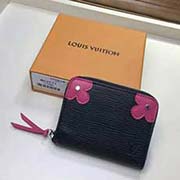 新品 M62971 黑色配枚紅花朵ZIPPY 拉鏈零錢(qián)包 Zippy拉鏈零錢(qián)包采用清新的淺粉Epi皮革配色 對(duì)比感十足的紅色邊角源自Epi Blooming Corners限定版設(shè)計(jì) 借鑒路易威登硬箱