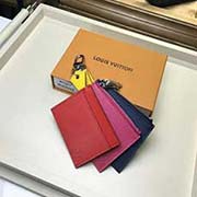 M62254 藍色 TRIO 錢夾 華麗的三疊式錢夾內含一個卡片夾 一個拉鏈口袋與一個鑰匙隔層 均以多彩的Epi皮革制成 能夠有效整理包內儲物空間 - 12 x 9 厘米- 外層采用Epi牛皮材質-