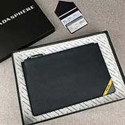 PRADA男士手包 專(zhuān)柜新款式 官網(wǎng)同步 2NG005 深藍(lán)拼色字嘜 意大利高等原單十字紋牛皮質(zhì)感極好 內(nèi)里進(jìn)口羊皮 原單Lampo拉鏈 長(zhǎng)28cm高18cm