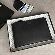 PRADA男士手包 專柜新款式 官網同步 2NG05M 黑棗紅拼色手腕 意大利高等原單十字紋牛皮質感極好 內里進口羊皮 原單Lampo拉鏈 長28cm高18cm