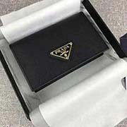 PRADA爆款男士卡包 專柜新款式 官網同步 2MC122 黑色三角嘜 意大利高等原單十字紋牛皮質感極好 進口鍍金金屬五金配件 長11cm高6.5cm