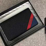 PRADA爆款男士卡包 專柜新款式 官網(wǎng)同步 2MC122 黑色紅藍(lán)拼色字嘜 意大利高等原單十字紋牛皮質(zhì)感極好 長11cm高6.5cm