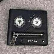 PRADA限量版男士短款錢(qián)夾 專(zhuān)柜新款式 官網(wǎng)同步 2M0513 黑色深藍(lán)拼色機(jī)器人 意大利高等原單十字紋牛皮質(zhì)感極好 洋溢個(gè)性時(shí)尚氣息的機(jī)器人設(shè)計(jì) 長(zhǎng)11cm高9cm