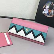  1MH132 拼色M型 PRADA二折款皮夾 官網同步 代工號224內碼 意大利高等壓紋牛皮質感極好 長19 高10.5寬3.5cm 壓紋拼色粉配粉色配湖水藍色