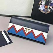  1MH132 拼色M型 PRADA二折款皮夾 官網同步 代工號224內碼 意大利高等壓紋牛皮質感極好 長19 高10.5寬3.5cm 壓紋拼色深藍色配淺藍色