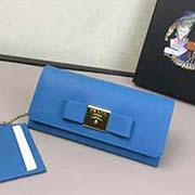  1ML132方塊蝴蝶五金 PRADA二折錢包 官網(wǎng)同步 代工號12N內(nèi)碼 意大利高等壓紋牛皮質(zhì)感極好 長19 高10.5寬2.8cm 壓紋牛皮淺藍色