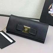  1ML132方塊蝴蝶五金 PRADA二折錢包 官網(wǎng)同步 代工號12N內碼 意大利高等壓紋牛皮質感極好 長19 高10.5寬2.8cm 壓紋牛皮黑色