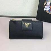  1ML005 方塊五金 PRADA三折款中夾 官網同步 意大利高等壓紋牛皮質感極好 長15高10寬3cm 壓紋牛皮黑色